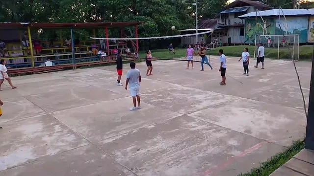 Un partido de voleibol en la cancha de la comunidad